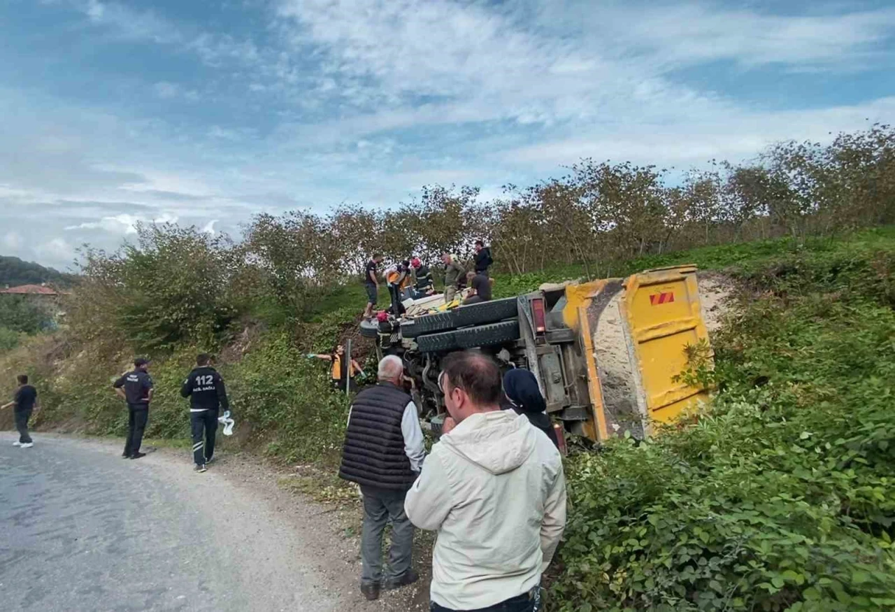 Kil yüklü kamyon devrildi: 2 yaralı