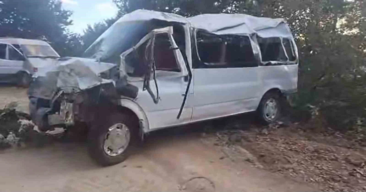 Minibüs şarampole devrildi: 11 yaralı