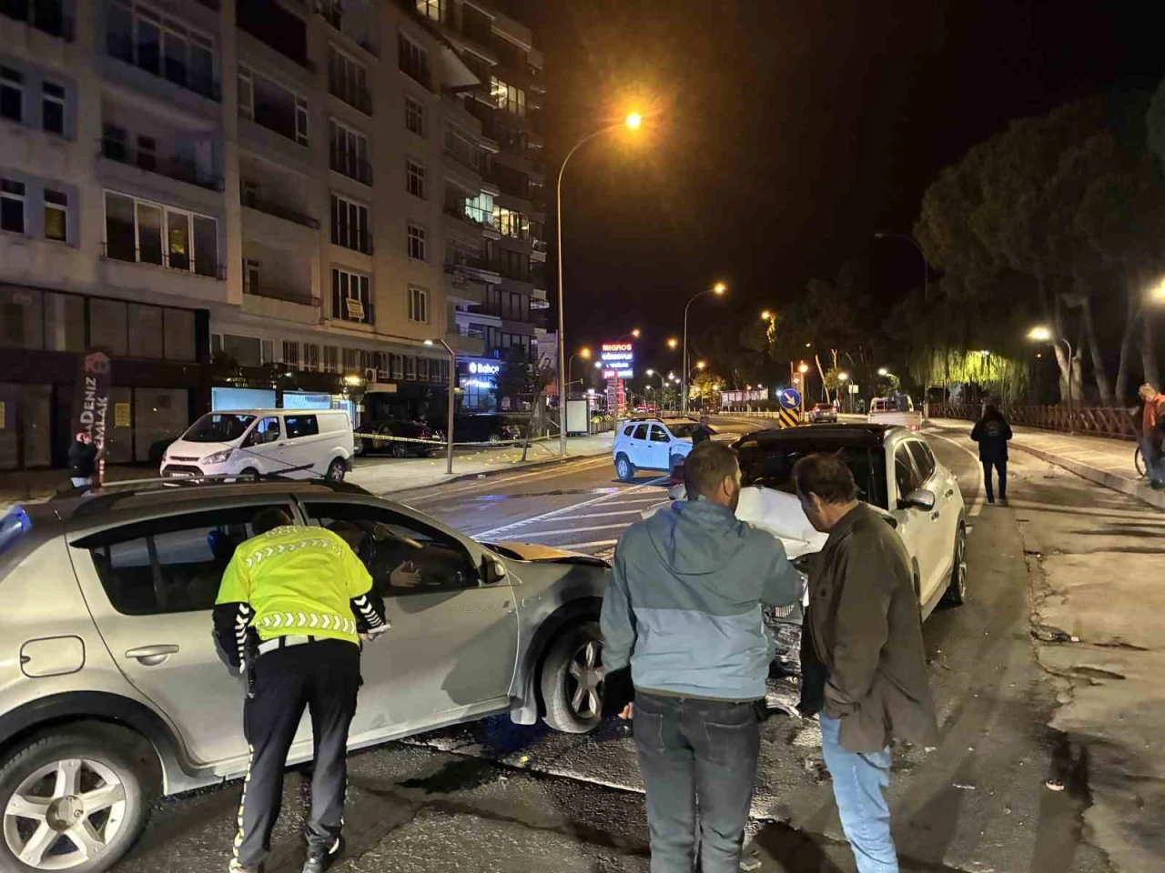 Otomobil jandarma aracına ve otomobile çarptı: 6 yaralı