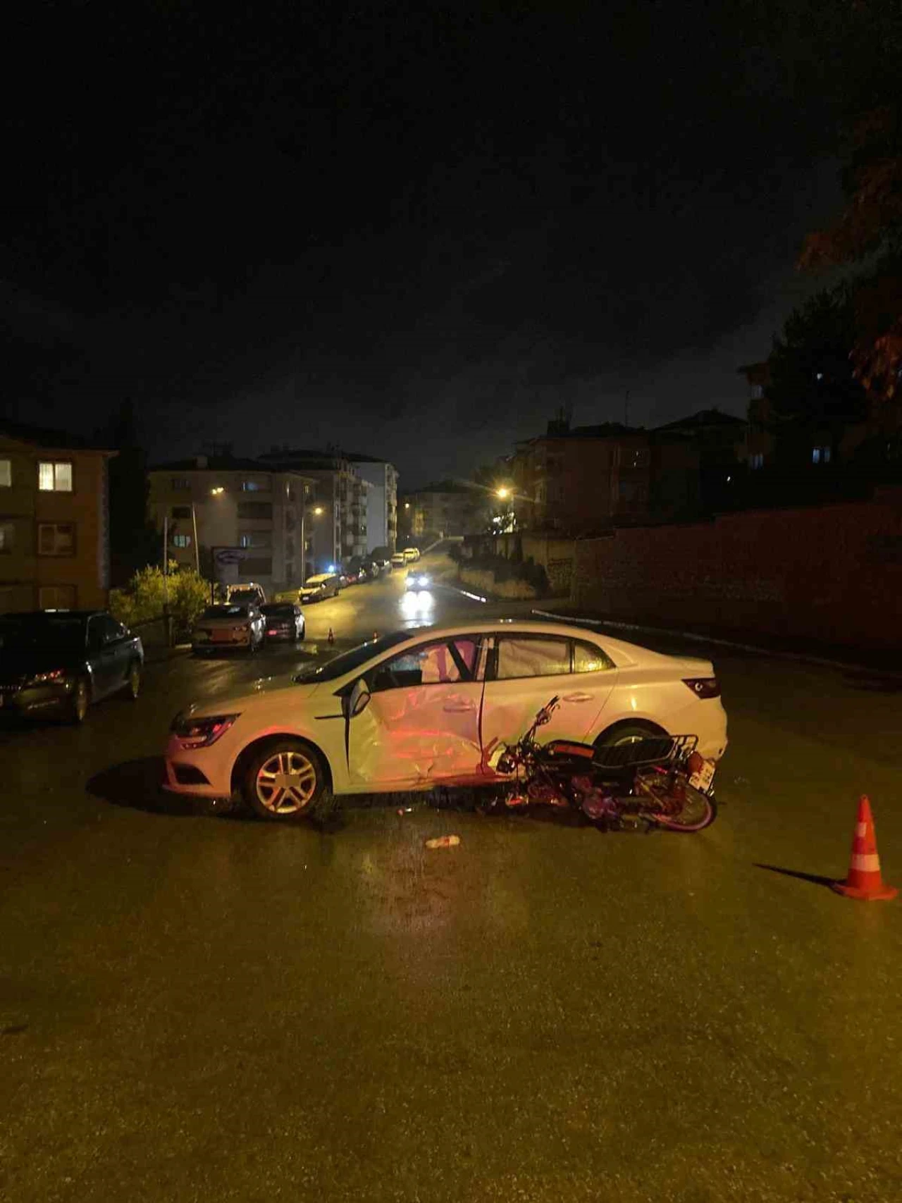 Otomobil ile motosiklet çarpıştı: 1’i ağır 2 yaralı