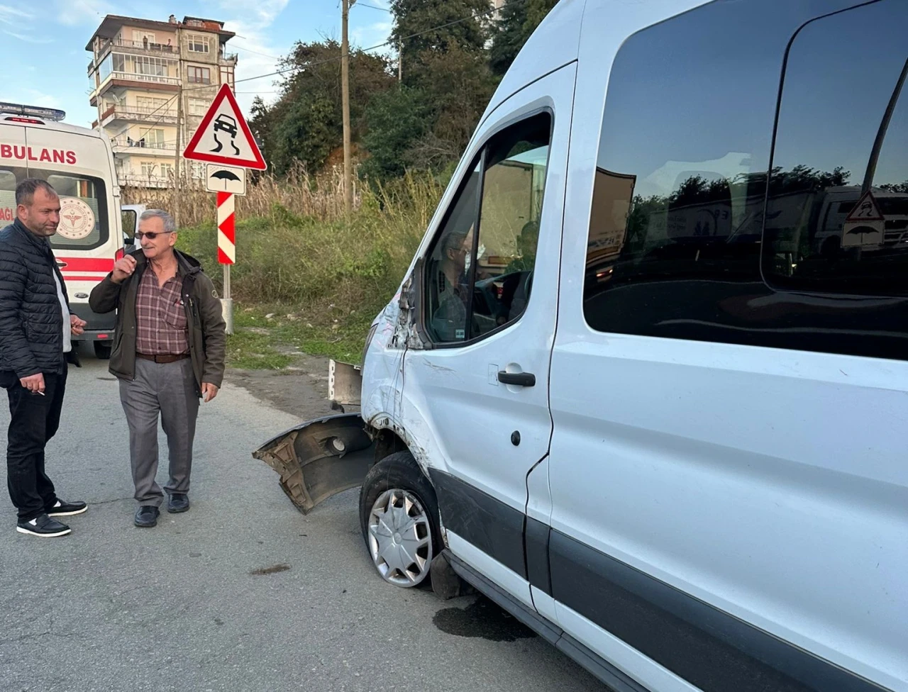Okul servisi ile kamyonet çarpıştı
