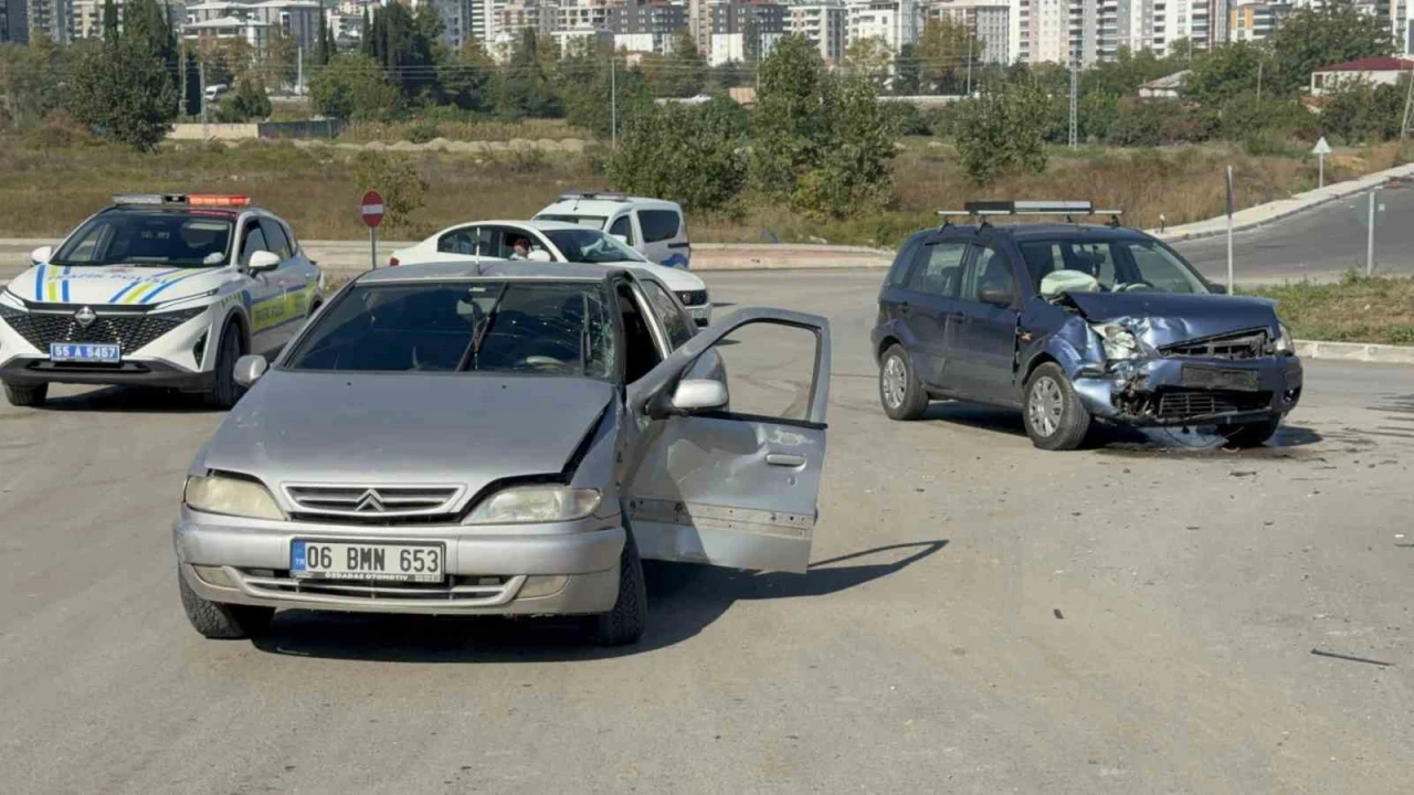 2 otomobil çarpıştı: 2 yaralı