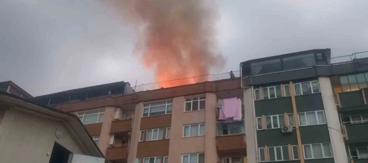 9 katlı binanın çatı katında yangın