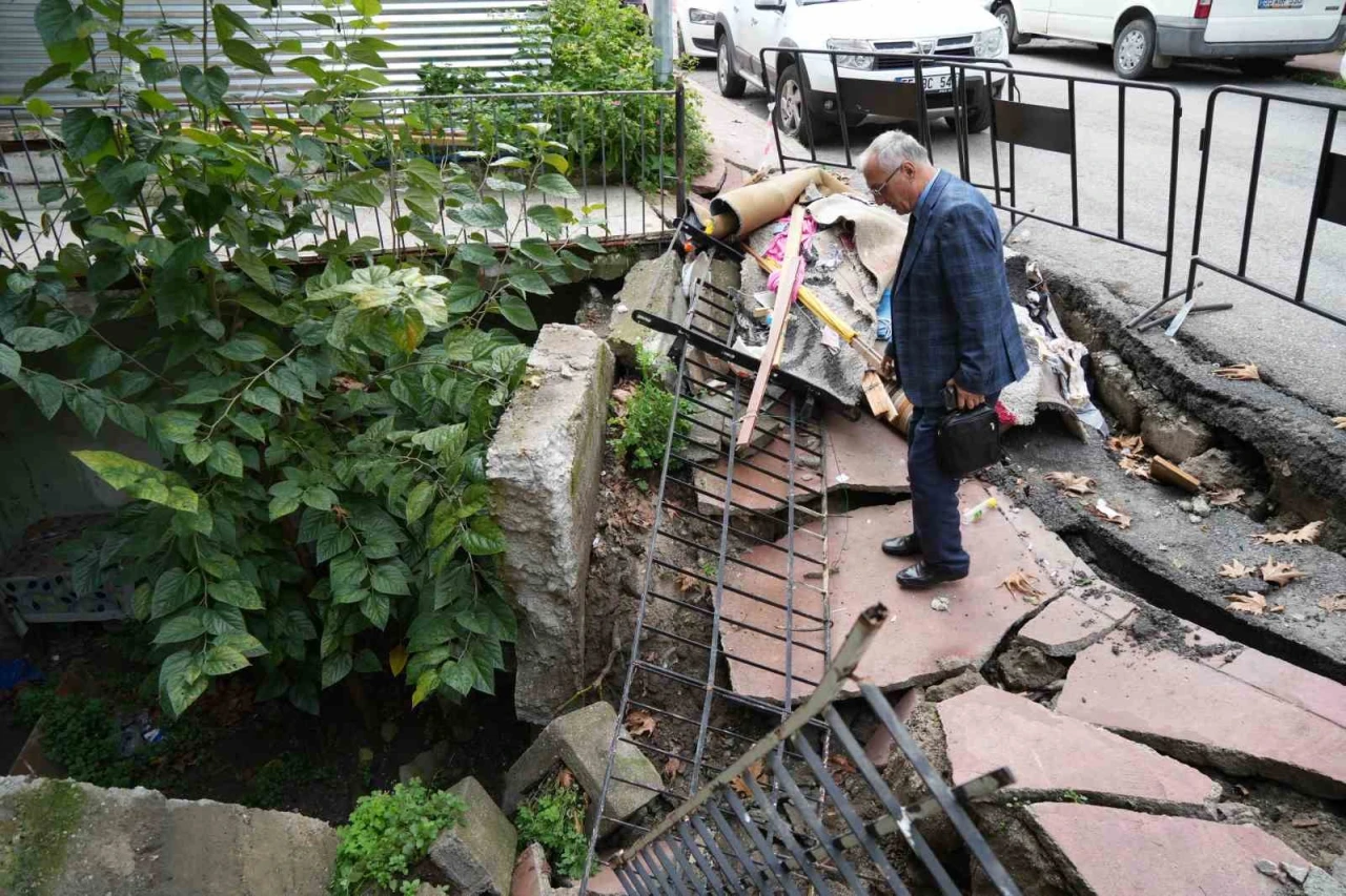 İstinat duvarı ve kaldırım çöktü: Dükkan ve bodrum kat kullanılamaz hale geldi