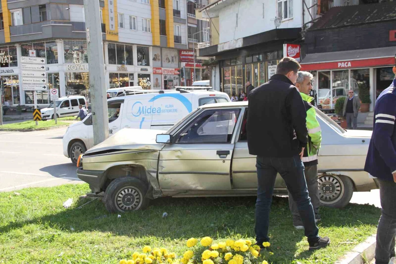 Otomobil ile motosiklet çarpıştı: 2 yaralı