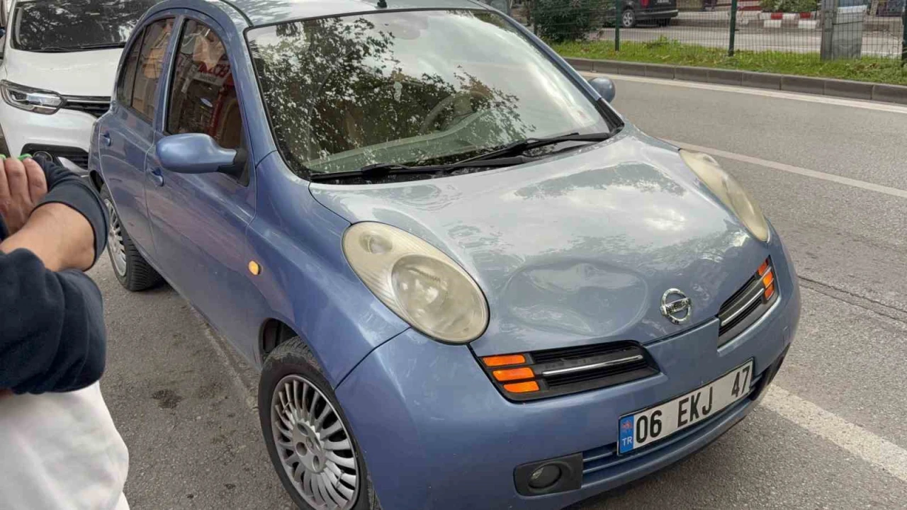 Otomobil yayalara çarptı: 2 yaralı