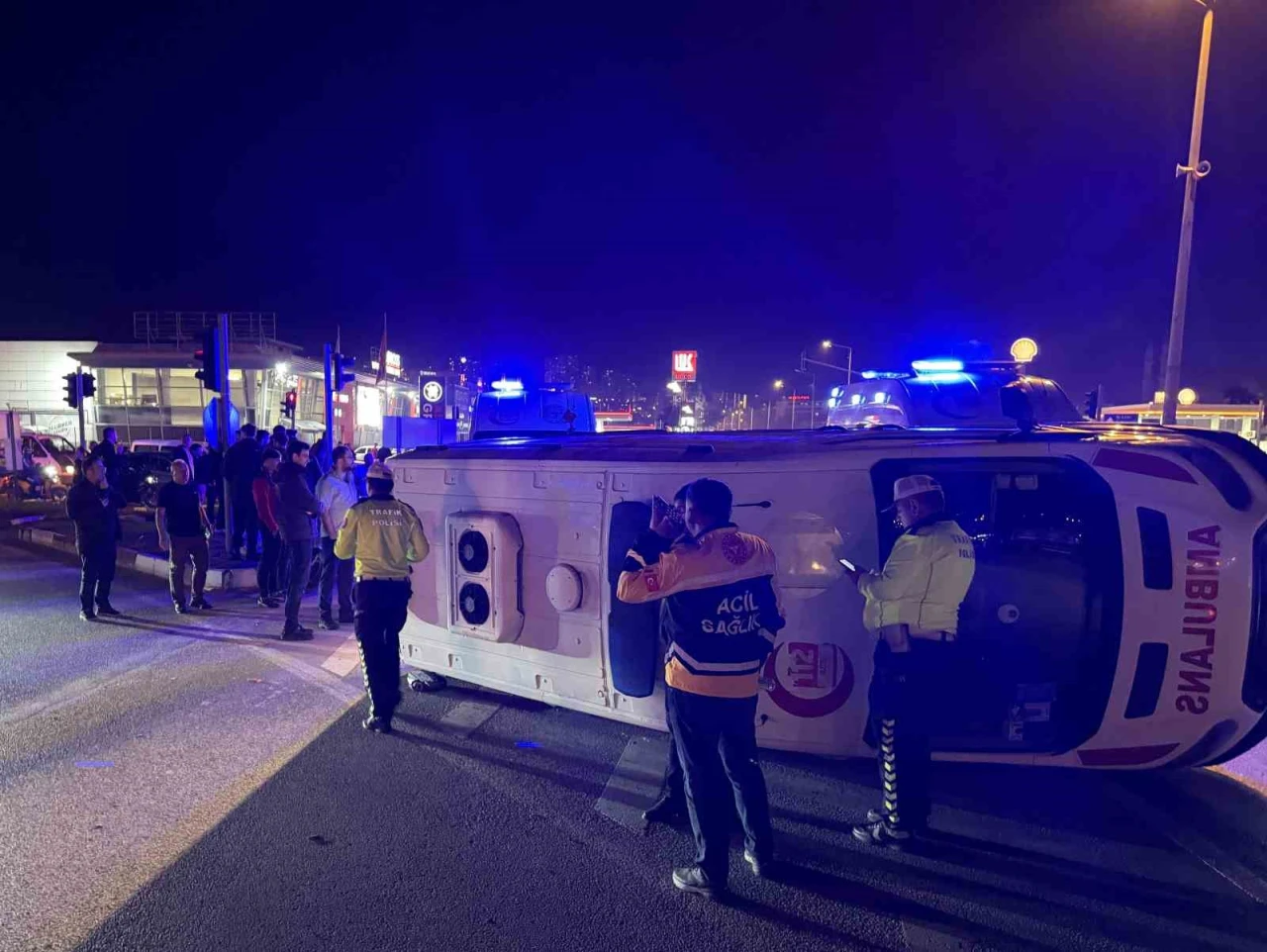 Ambulans ile cip çarpıştı: 3 yaralı