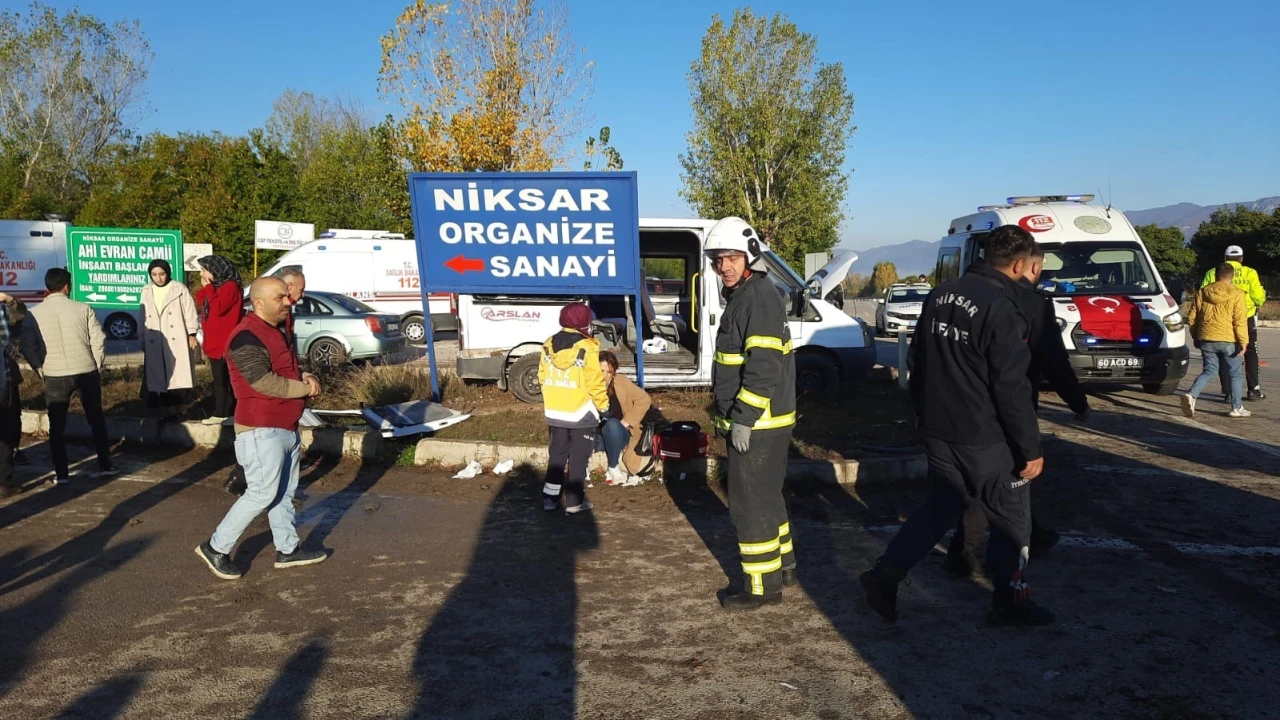 İki işçi servisi çarpıştı: 10 yaralı