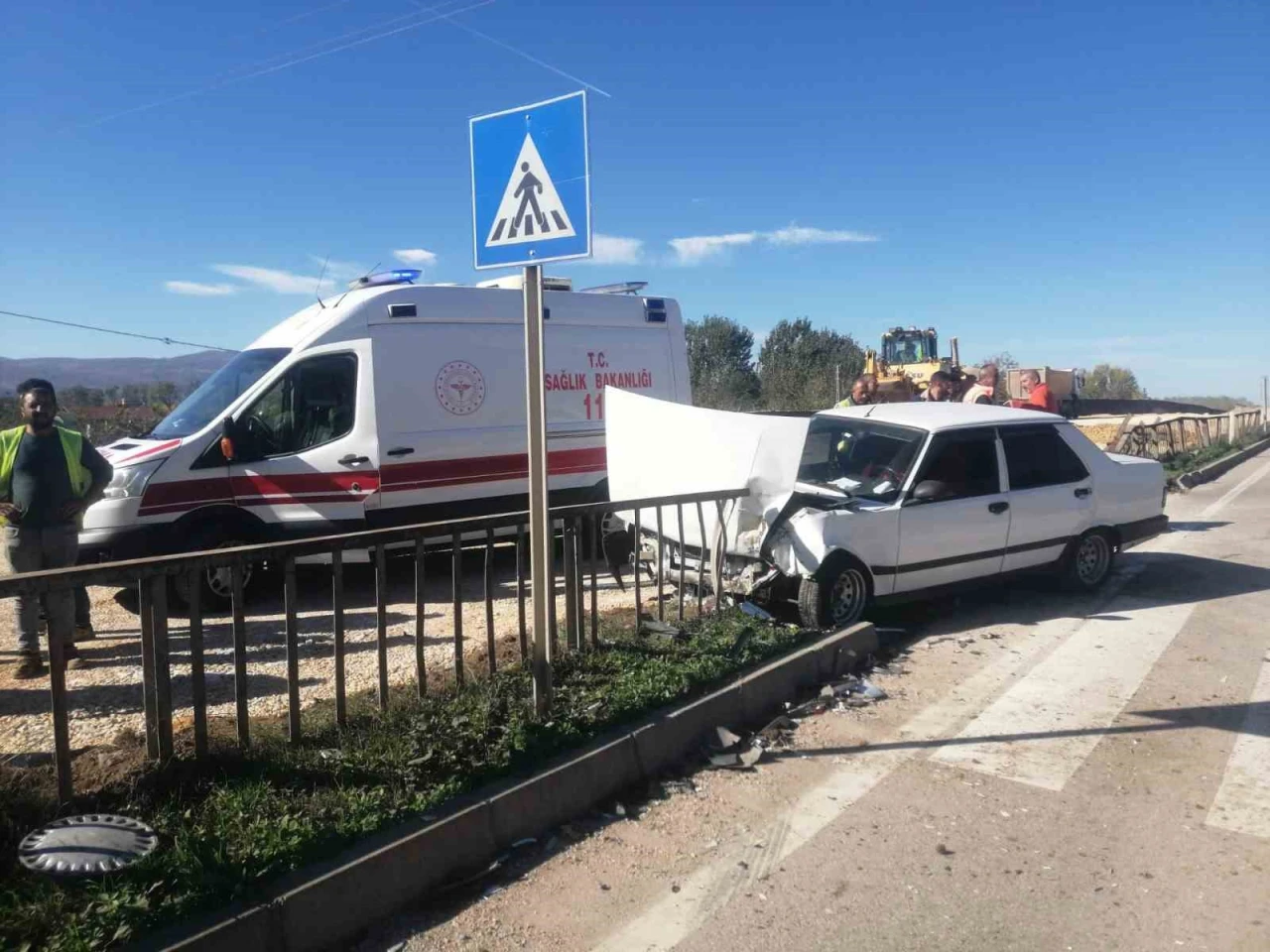 Kaza yapan otomobil bariyere girdi