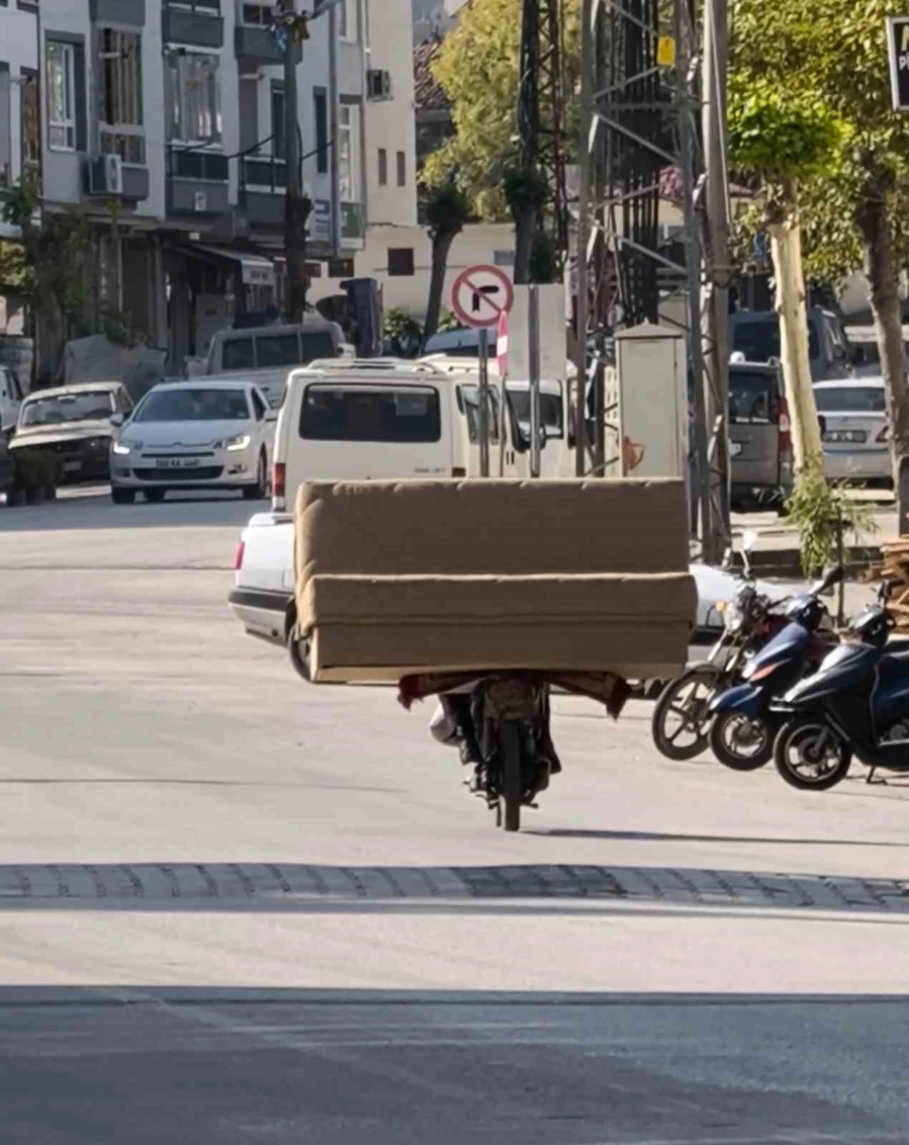 Koltuk taşıyan motosiklet sürücüsüne ceza