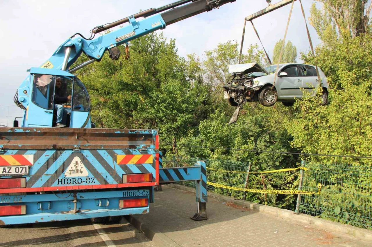 Üniversite öğrencilerinin bulunduğu otomobil bahçeye uçtu: 4 yaralı