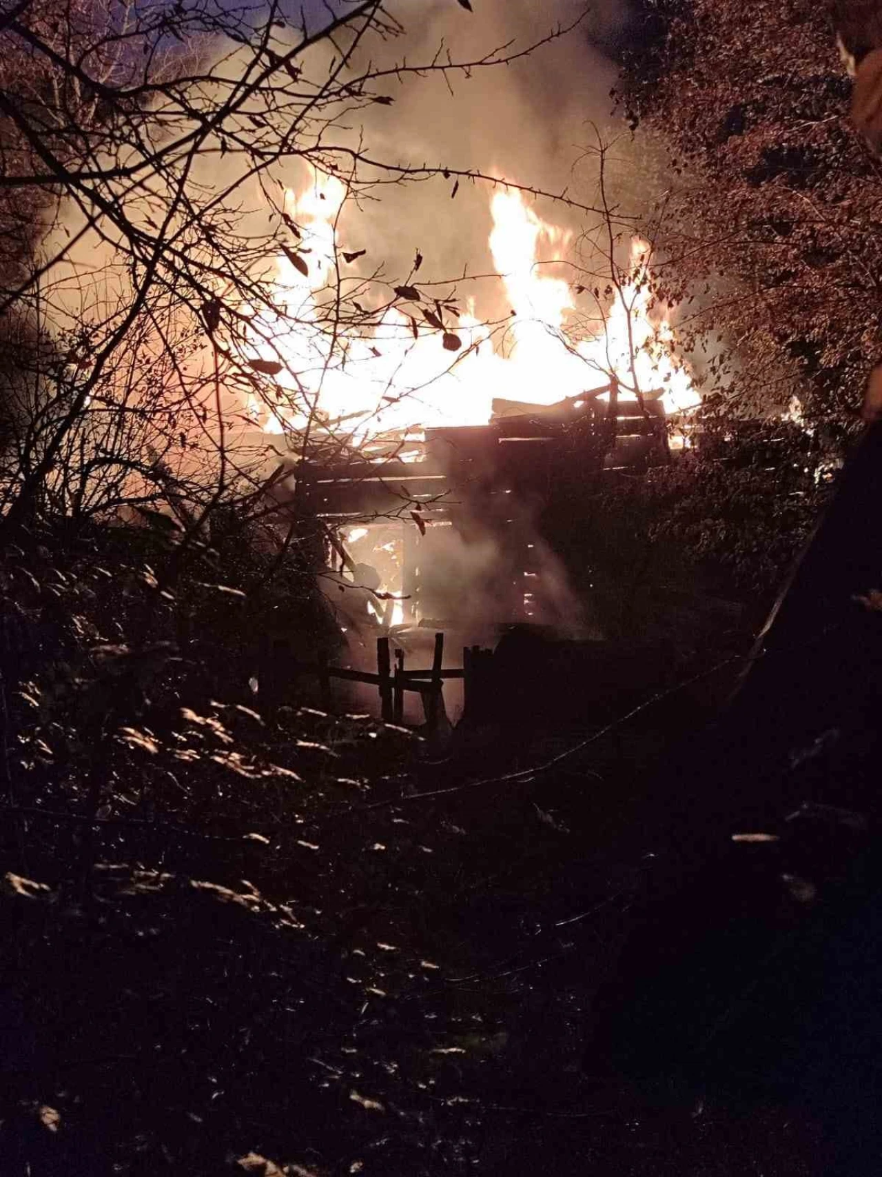 Alevlerin sardığı ahşap ev tamamen yandı: 2 yaralı