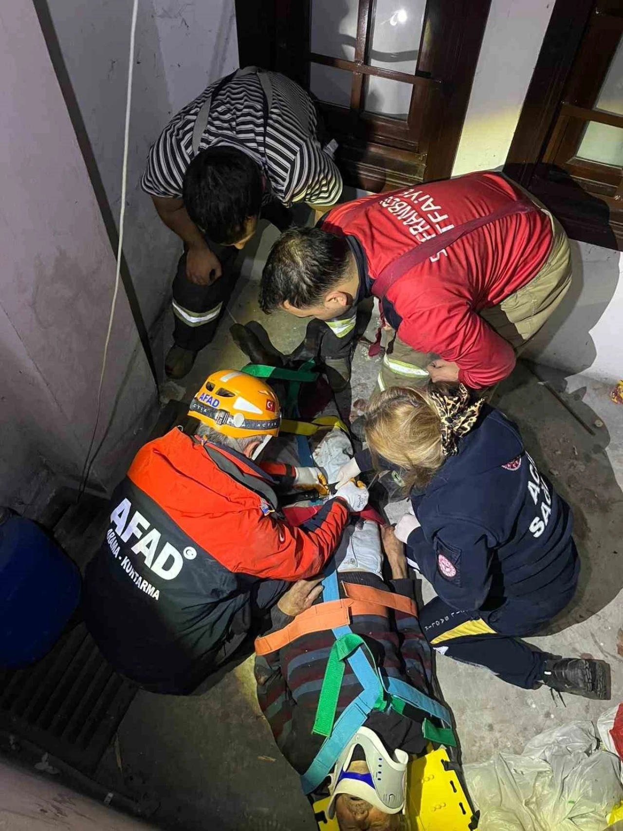 Apartman boşluğuna düşerek yaralanan yaşlı adamı ekipler kurtardı