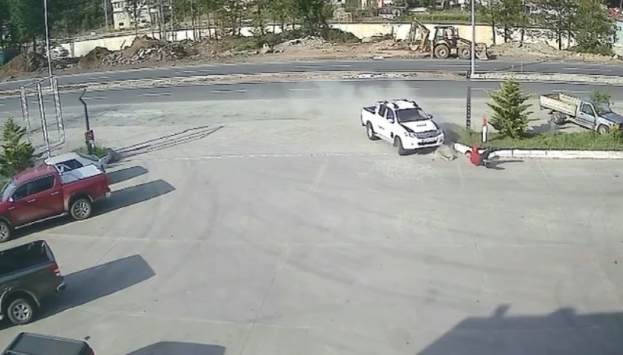 Akaryakıt istasyonu çalışanına kamyonet çarptı