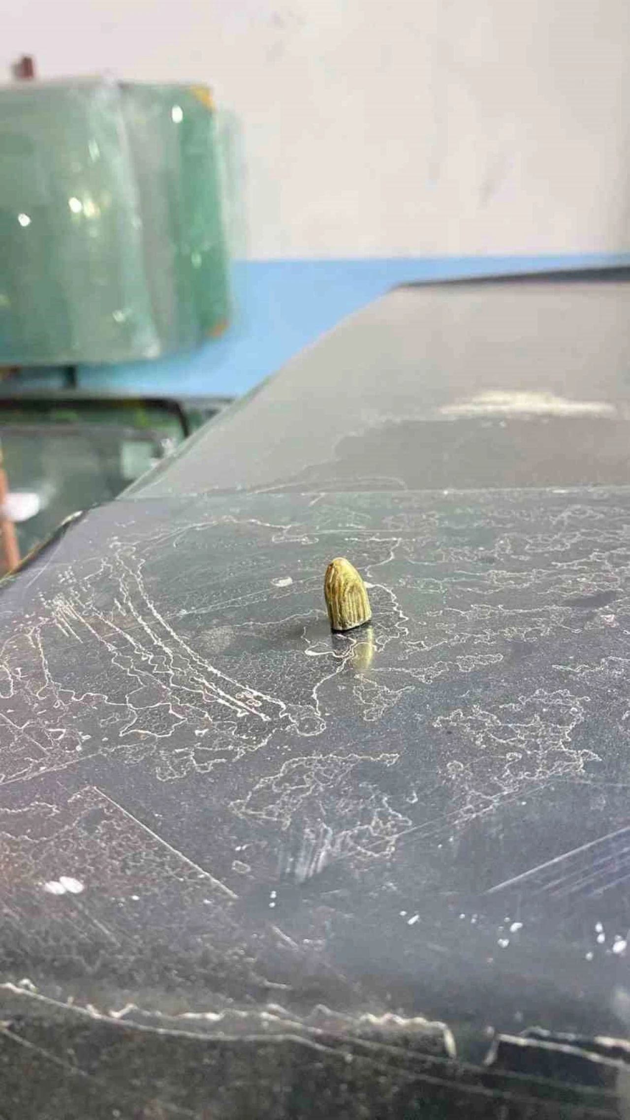 Maganda kurşunu park halindeki araca ve iş yerine isabet etti