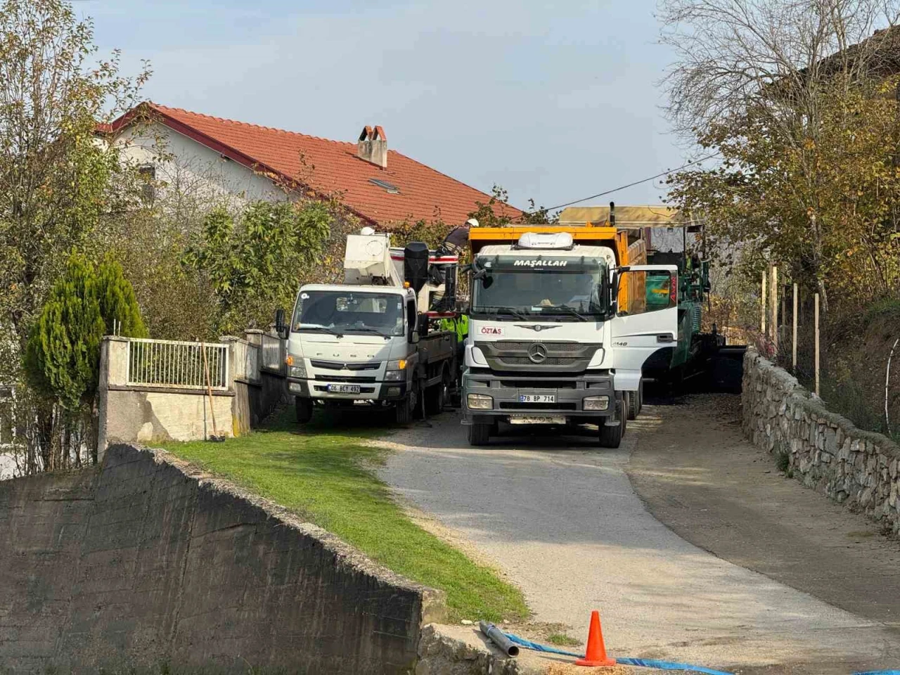 Asfaltlama çalışmasında akıma kapılan işçilerden biri hayatını kaybetti