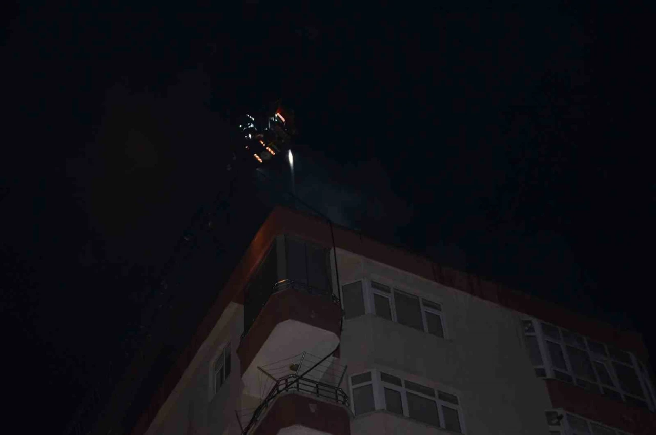7 katlı binanın çatısında yangın