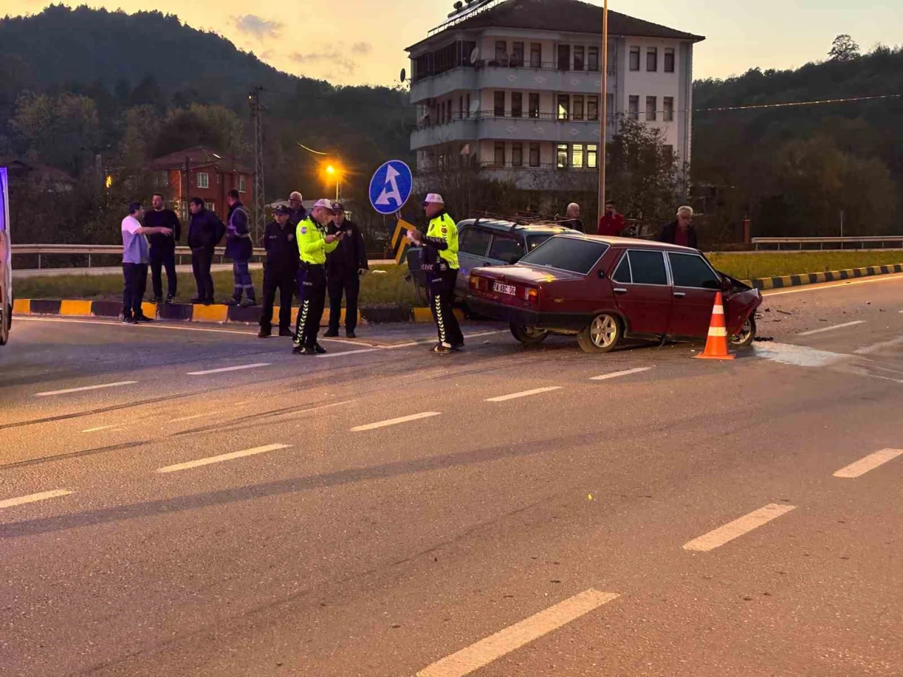 Kavşakta iki otomobil çarpıştı: 6 yaralı