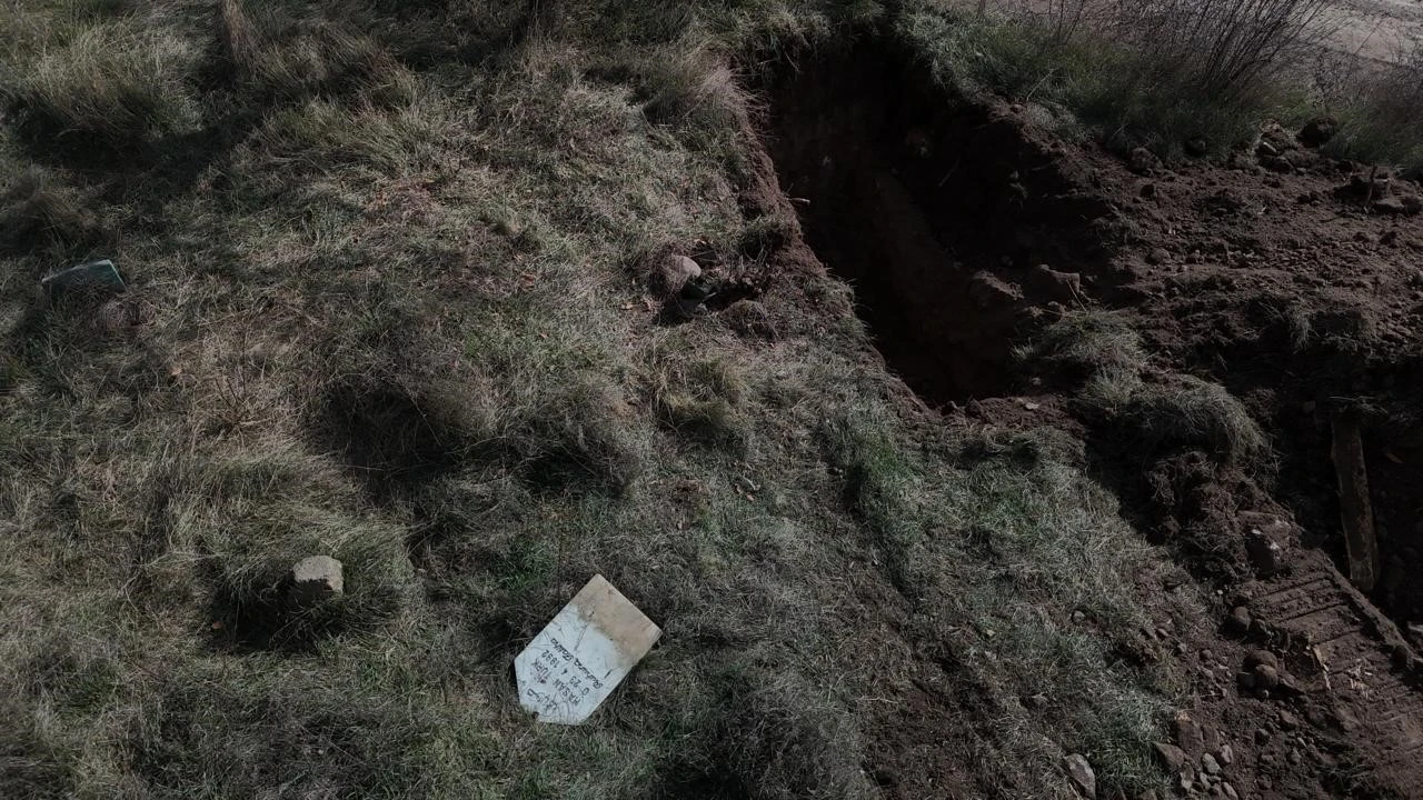 Hüzünlü mesai: 200 mezar sular altında kalmasın diye naklediliyor