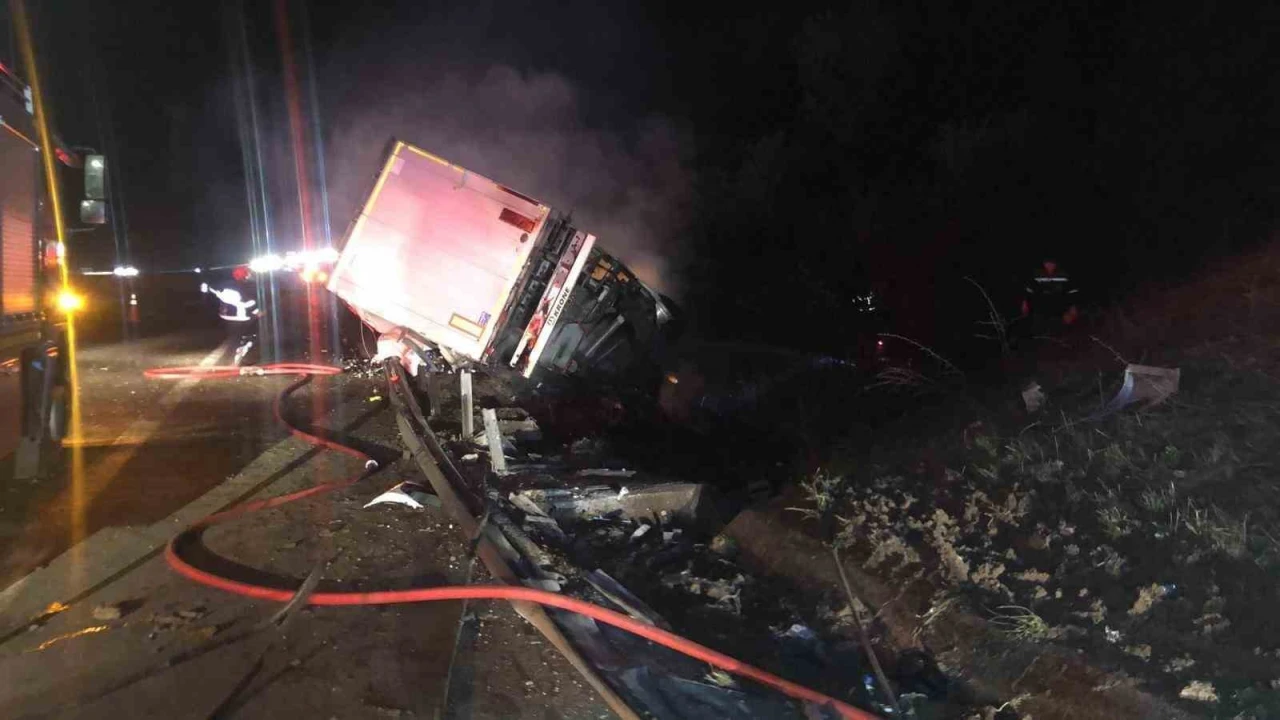 Kaza yapan tır alev alev yandı