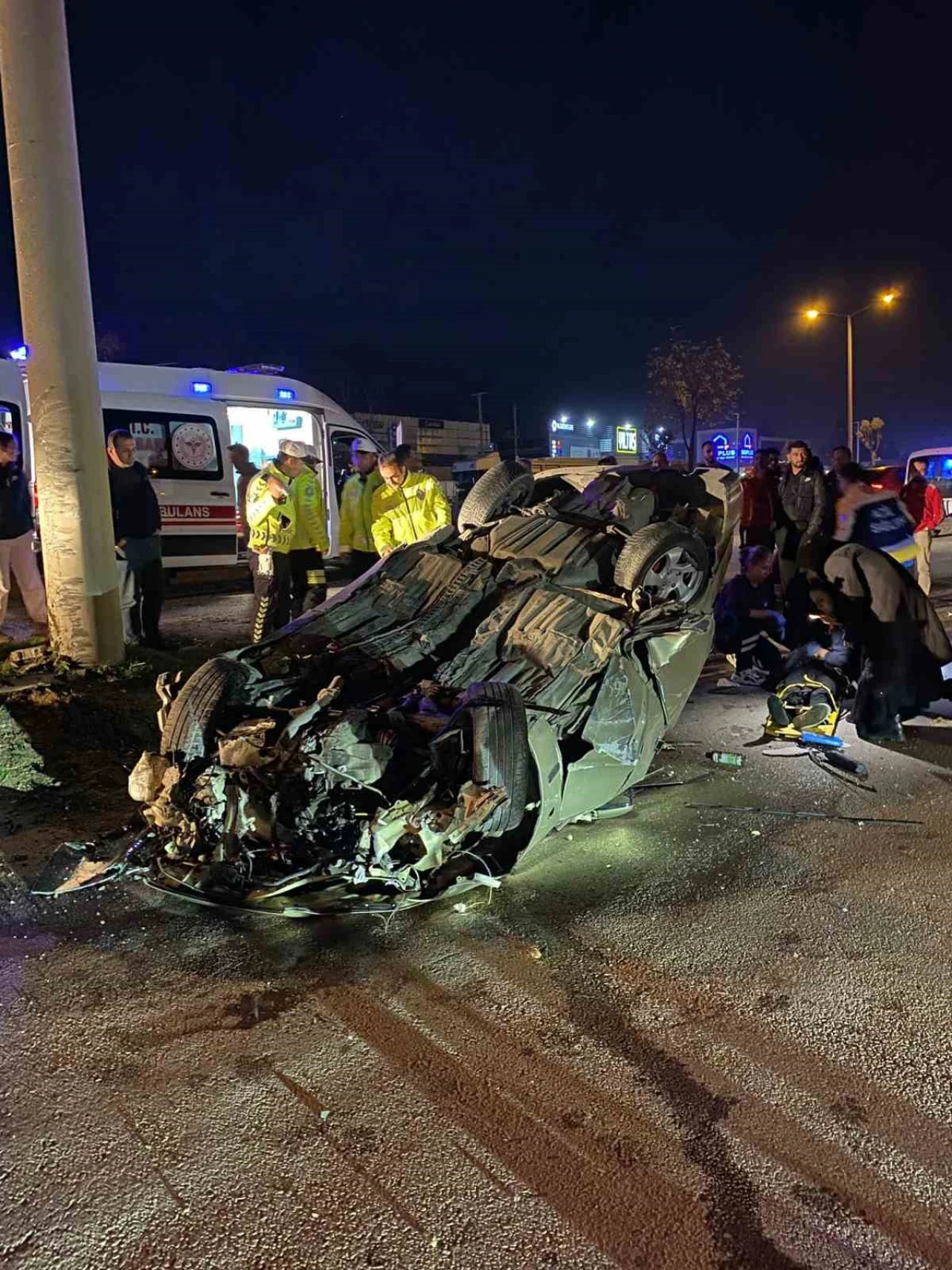 Önce refüje ardından elektrik direğine çarpan otomobil tepetaklak oldu: 1 yaralı