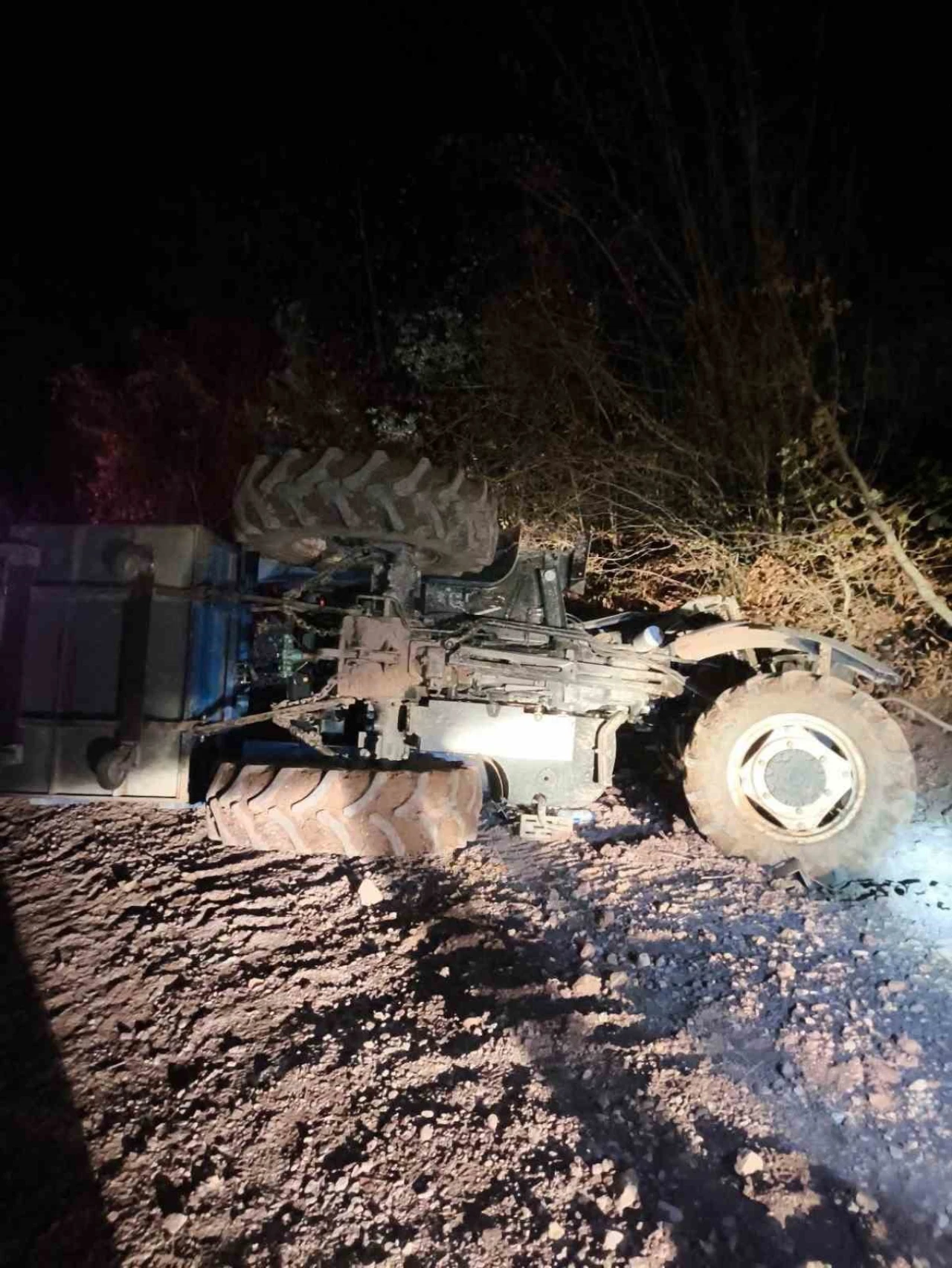 Traktör devrildi: 2 yaralı