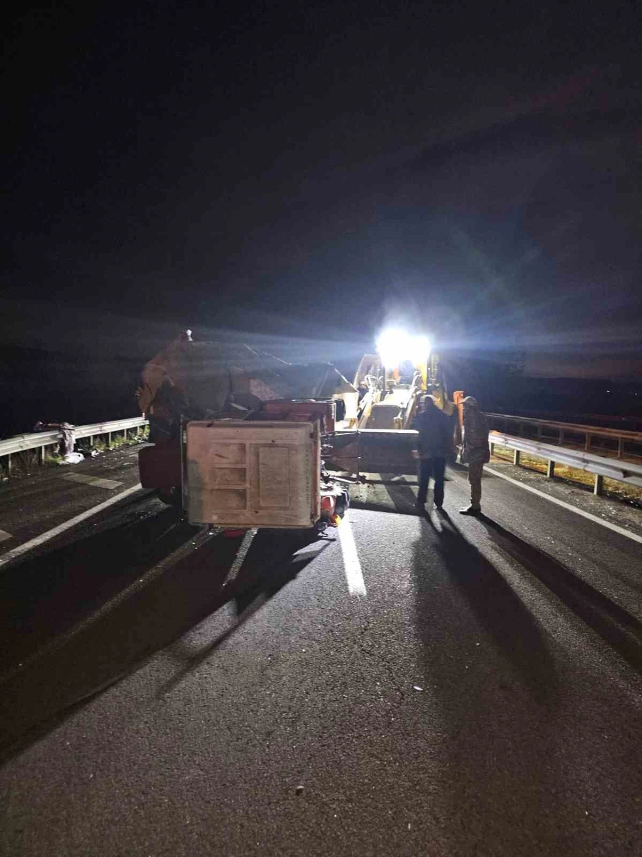 Traktörle hafif ticari araç çarpıştı: 5 yaralı