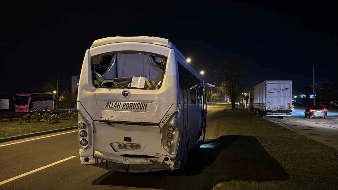 Üç servis midibüsü çarpıştı: 11 yaralı