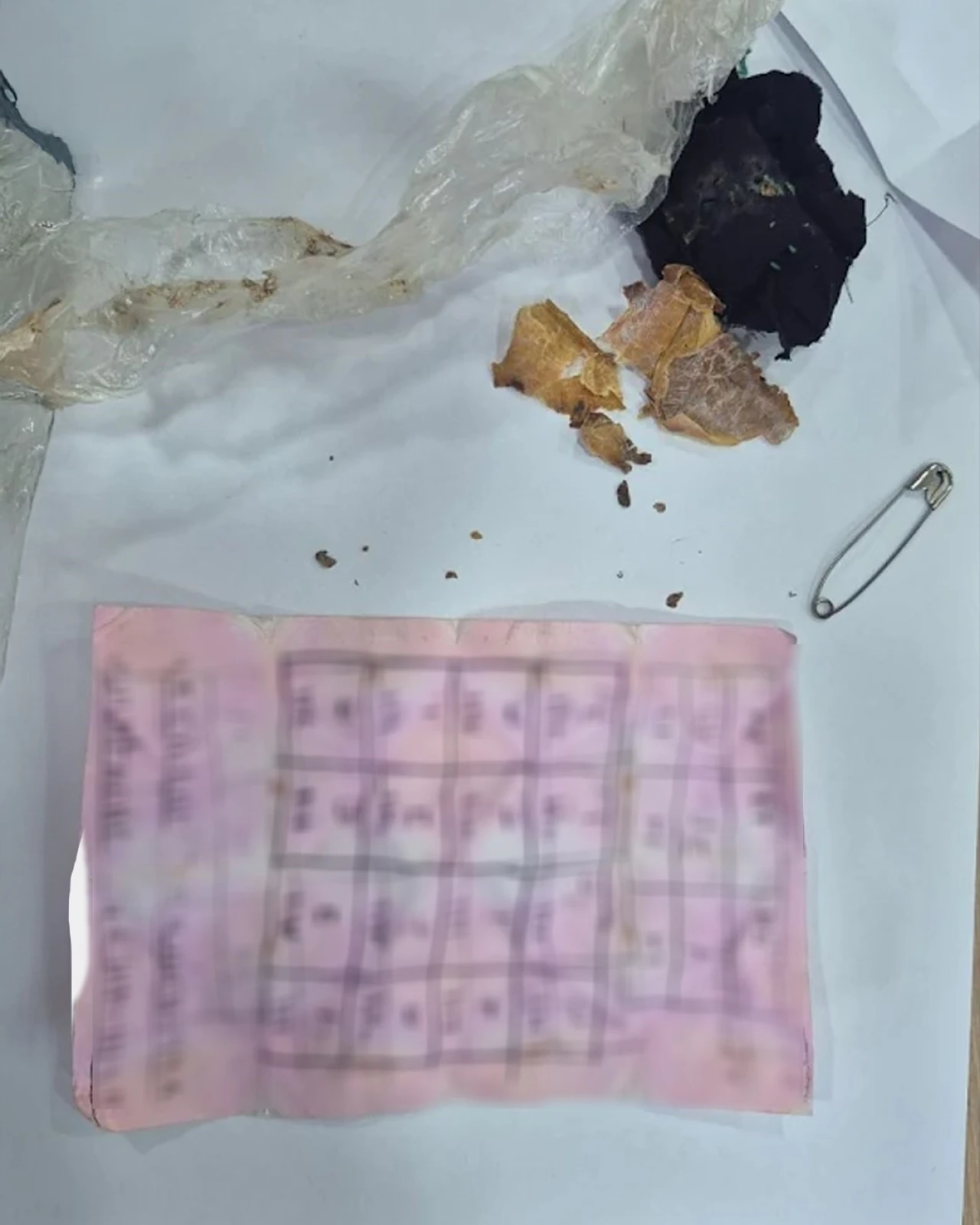 Yapı marketin raflarının arasında muska çıktı: "Büyücülerin şerrinden Allah’a sığınırım"