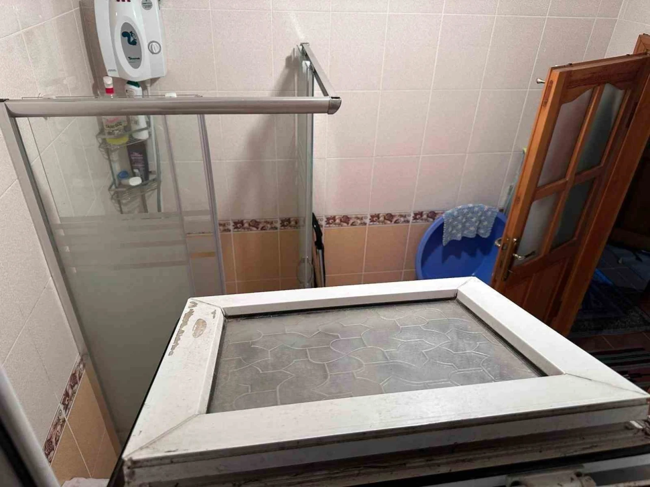 Camı kırıp eve girdi, yaşlı kadının ağzını bantlayıp altınları çaldı