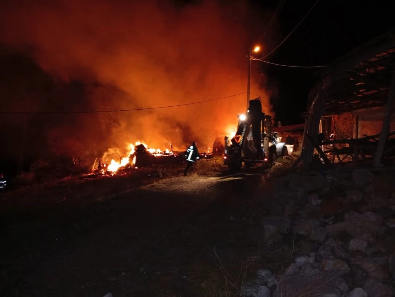 Çorum’da alevlere teslim olan ev, samanlık ve balyalar küle döndü