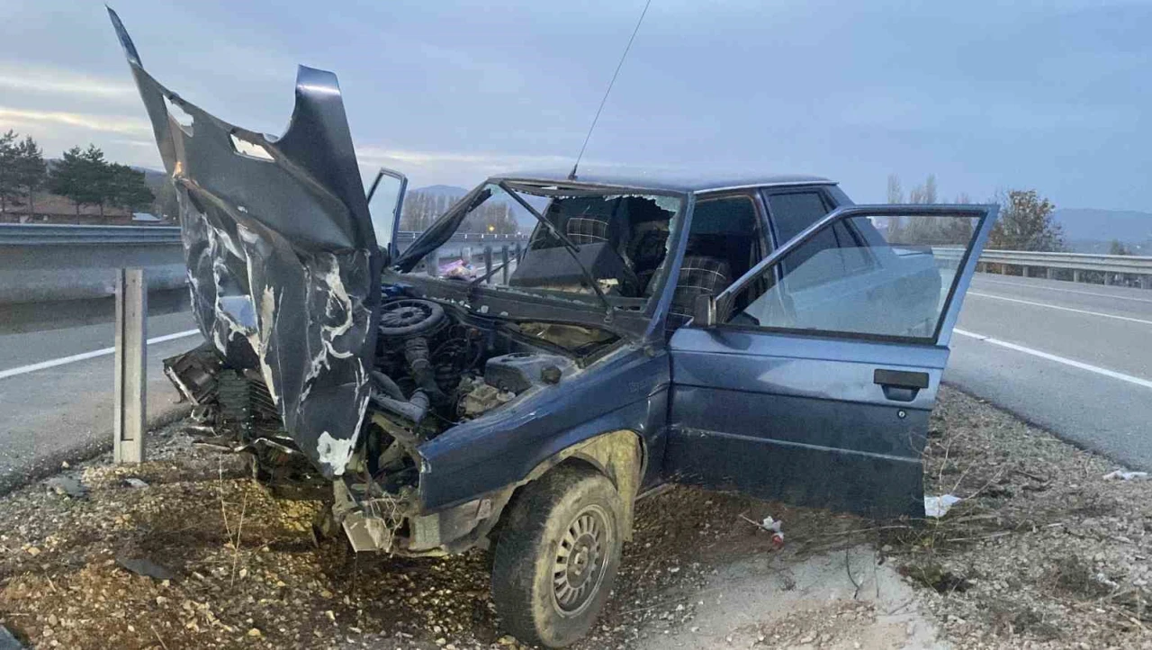 Çorum’da otomobil bariyere çarptı: 2 yaralı