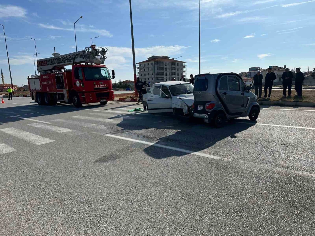 Çorum’da otomobil ile elektrikli araç çarpıştı: 3 yaralı
