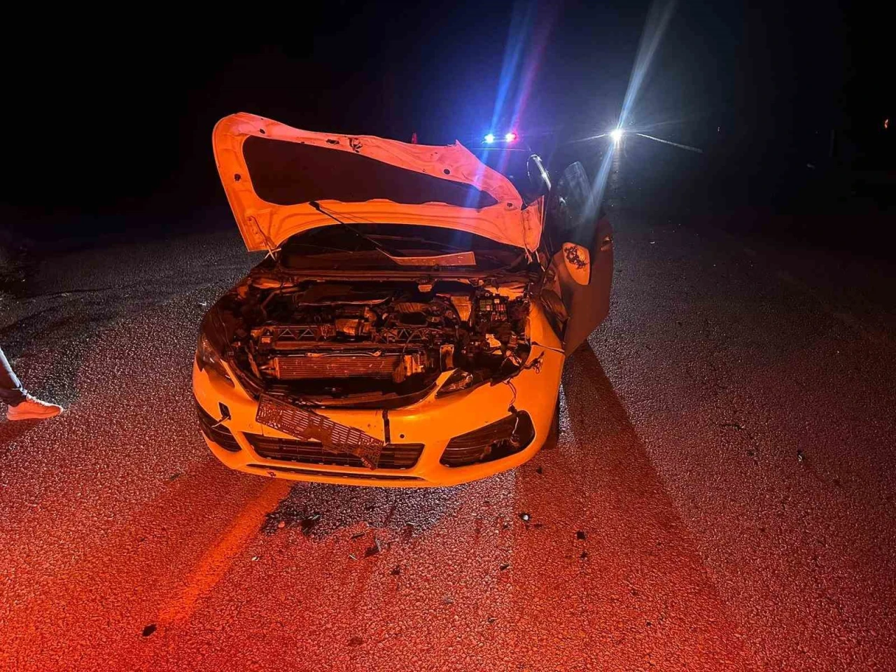 Çorum’da otomobil yola çıkan danaya çarptı: 2 yaralı