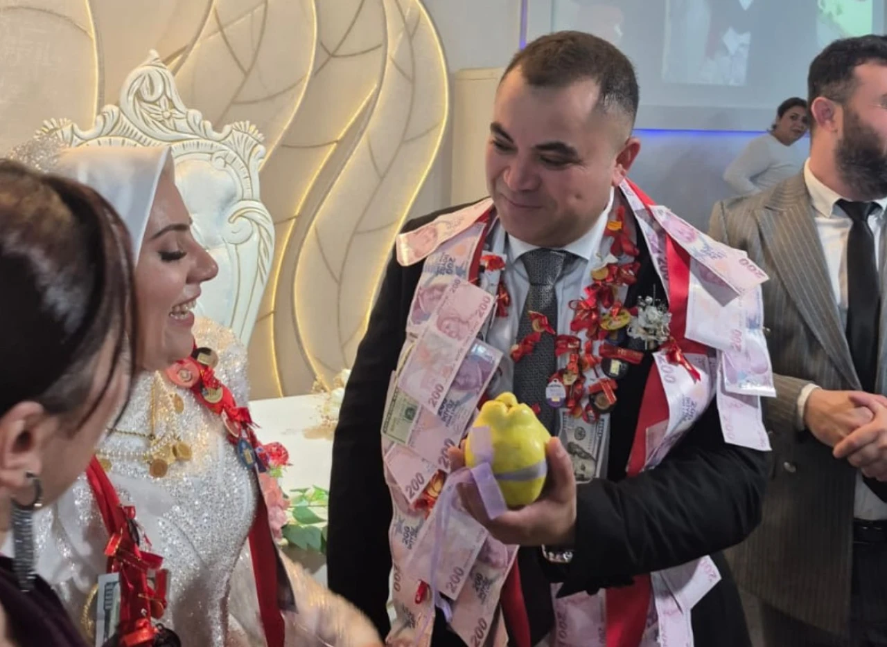 Damada şaka yapıp takı yerine ’ayva’ hediye ettiler