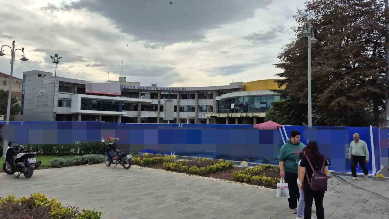 Yıkım çalışması süren belediye binasında yangın