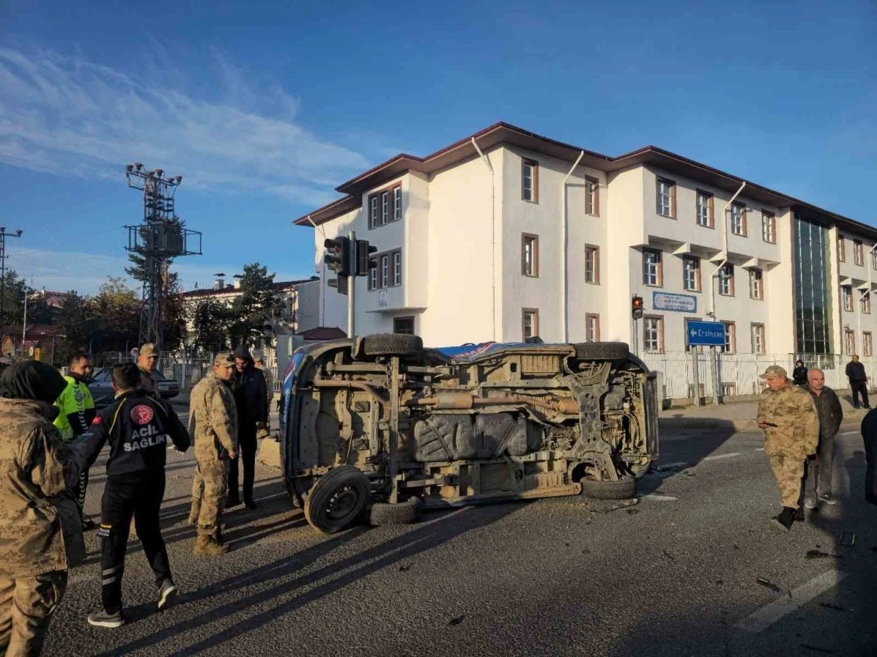 Belediye makam aracı ile jandarma minibüsü çarpıştı: 2 asker yaralandı