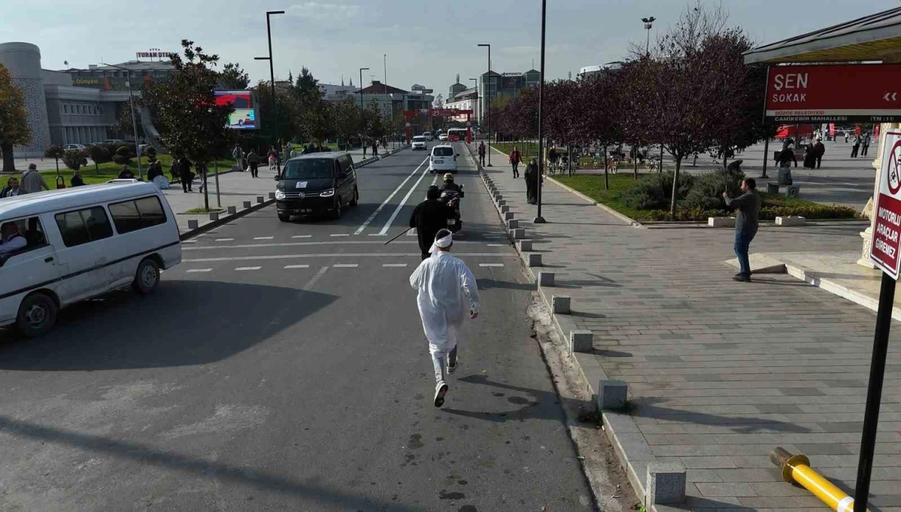 Hızlı giden motosikleti kazalara dikkat çekmek için kovaladılar