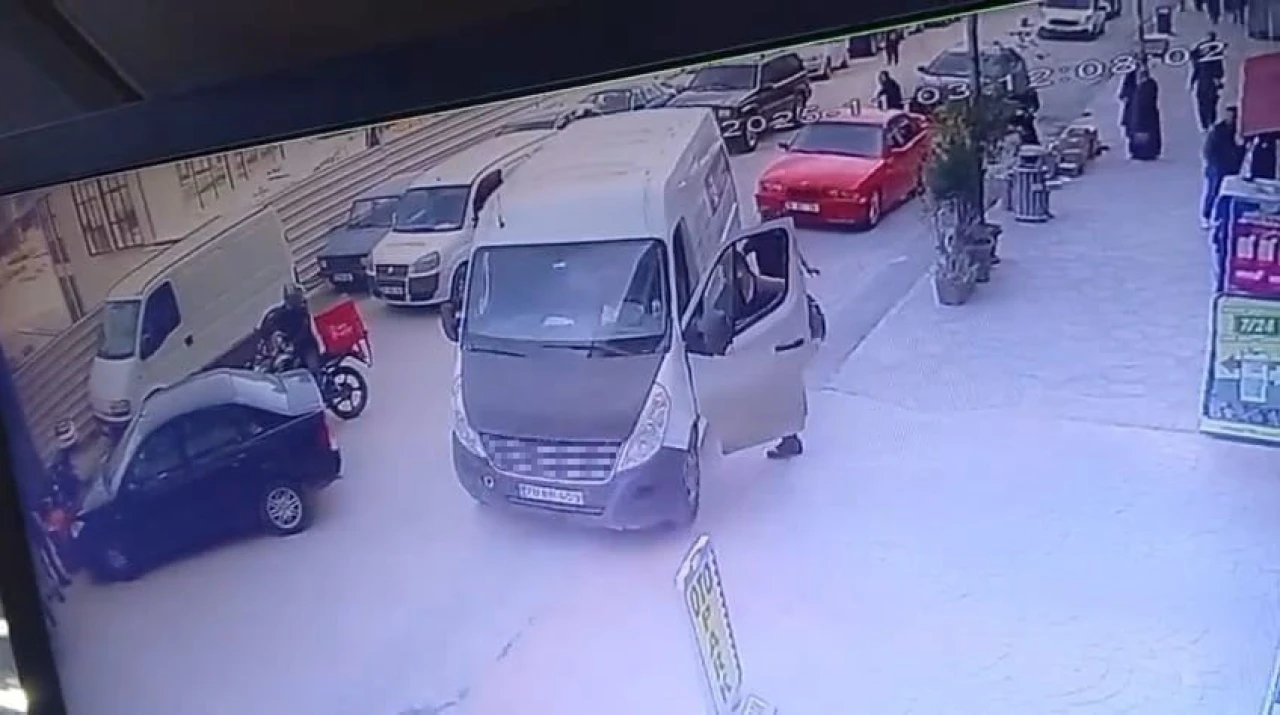 El freni çekilmeyen kamyonet geri geri kaydı: Otopark görevlisi faciayı önledi