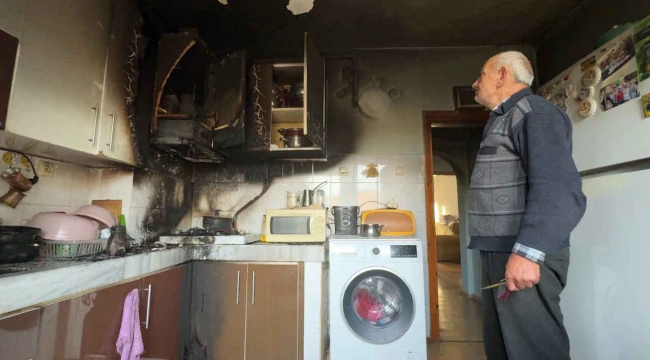 Evin mutfağında çıkan yangında anne ve oğlu dumandan etkilendi