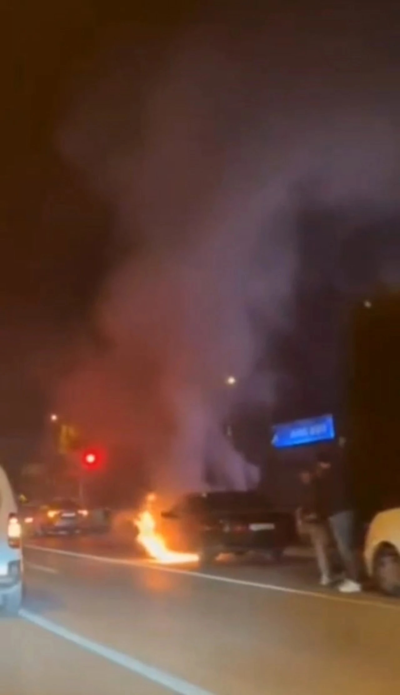 Seyir halindeki otomobil alev aldı