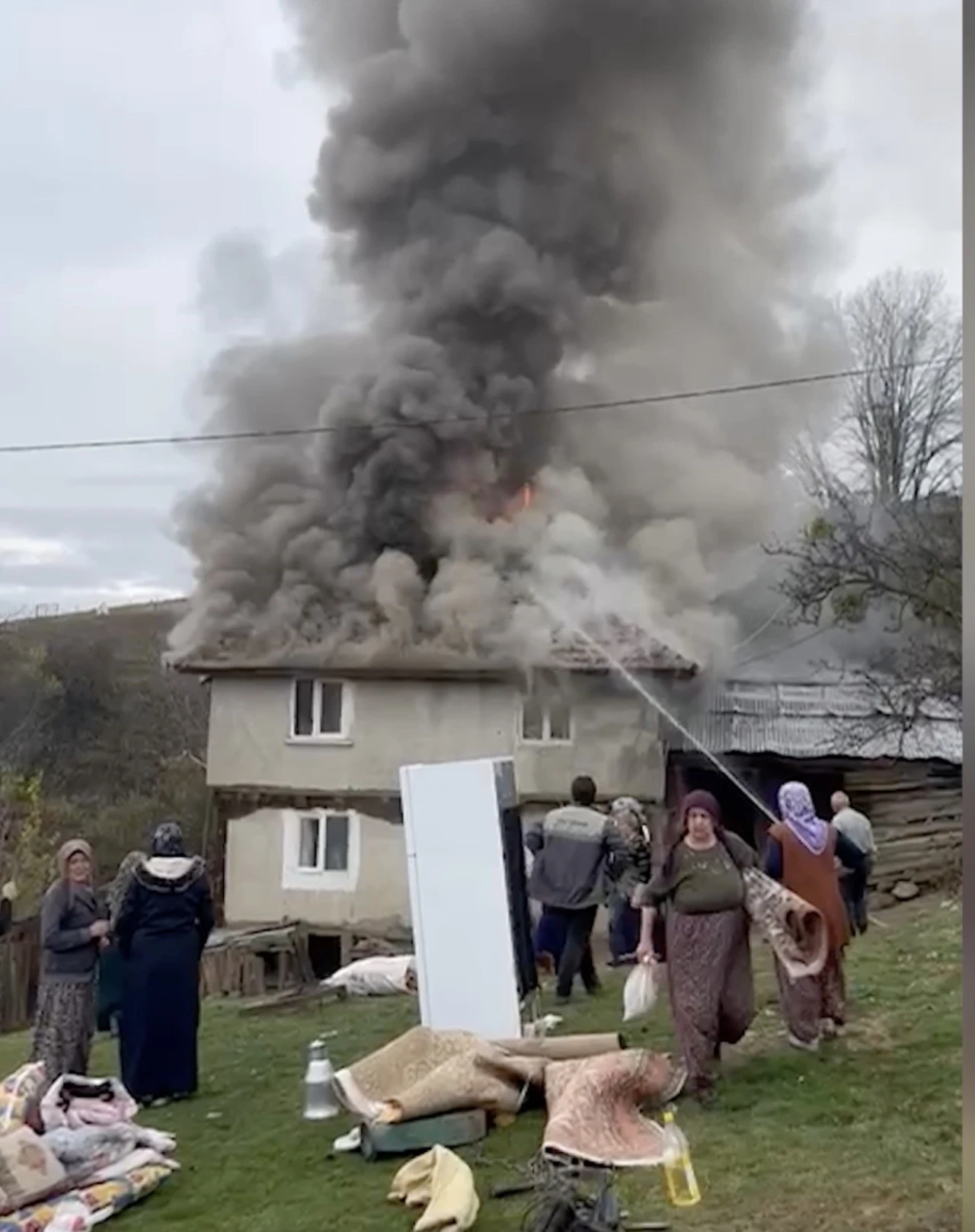 Çıkan ev yangını söndürüldü