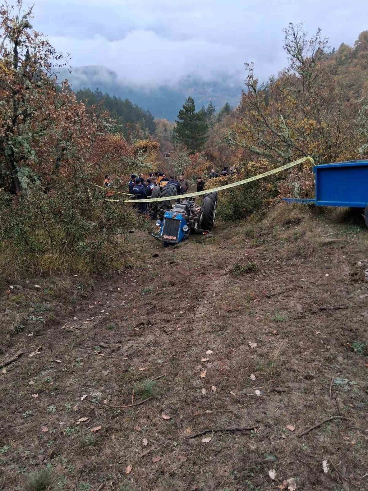 Devrilen traktörün sürücüsü hayatını kaybetti