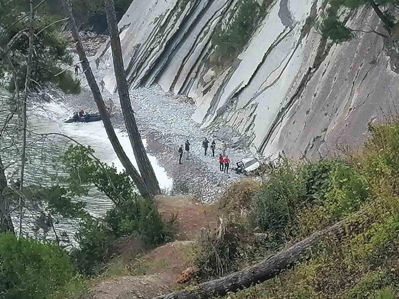 Kayıp imamın cesedi uçurumdan yuvarlanmış aracında bulundu