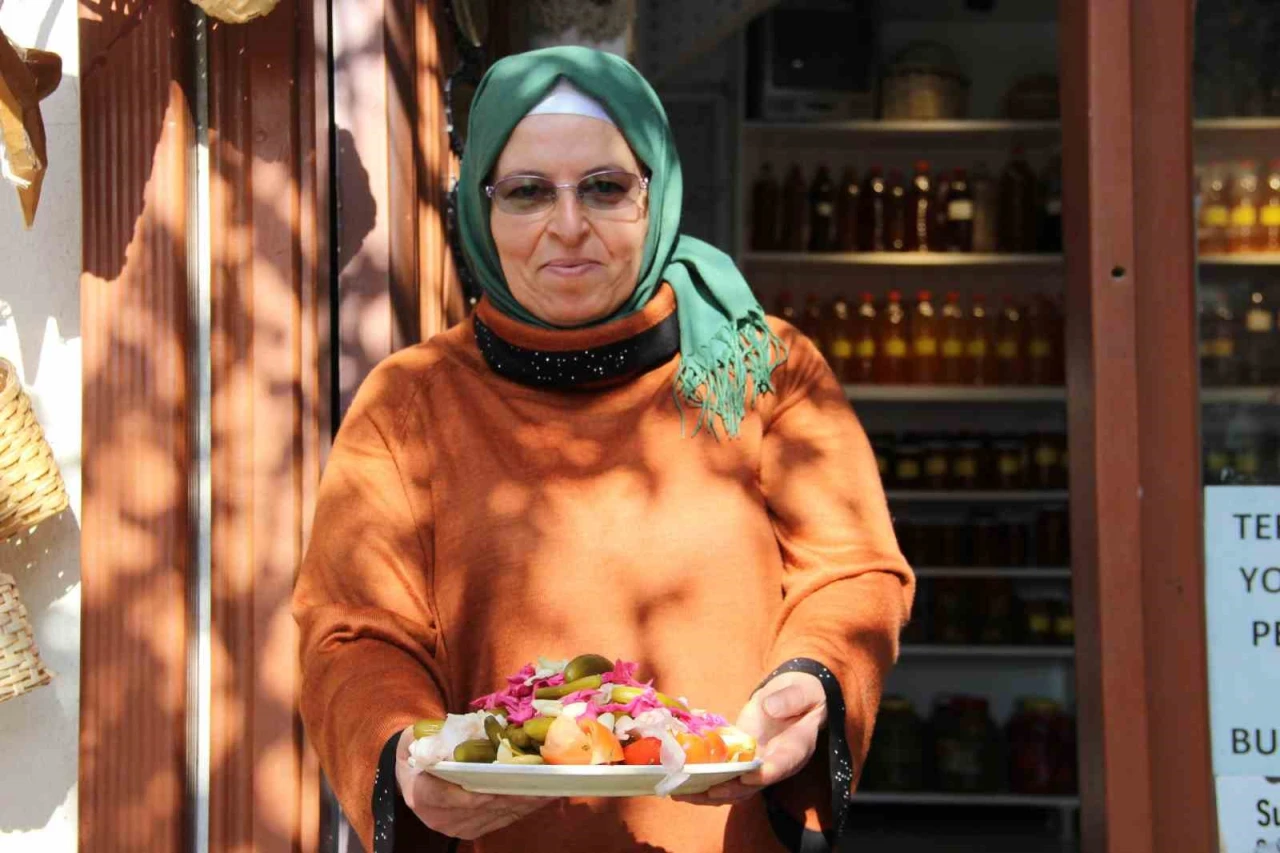 Kış mevsiminin vazgeçilmezi turşu tezgahları süslemeye başladı