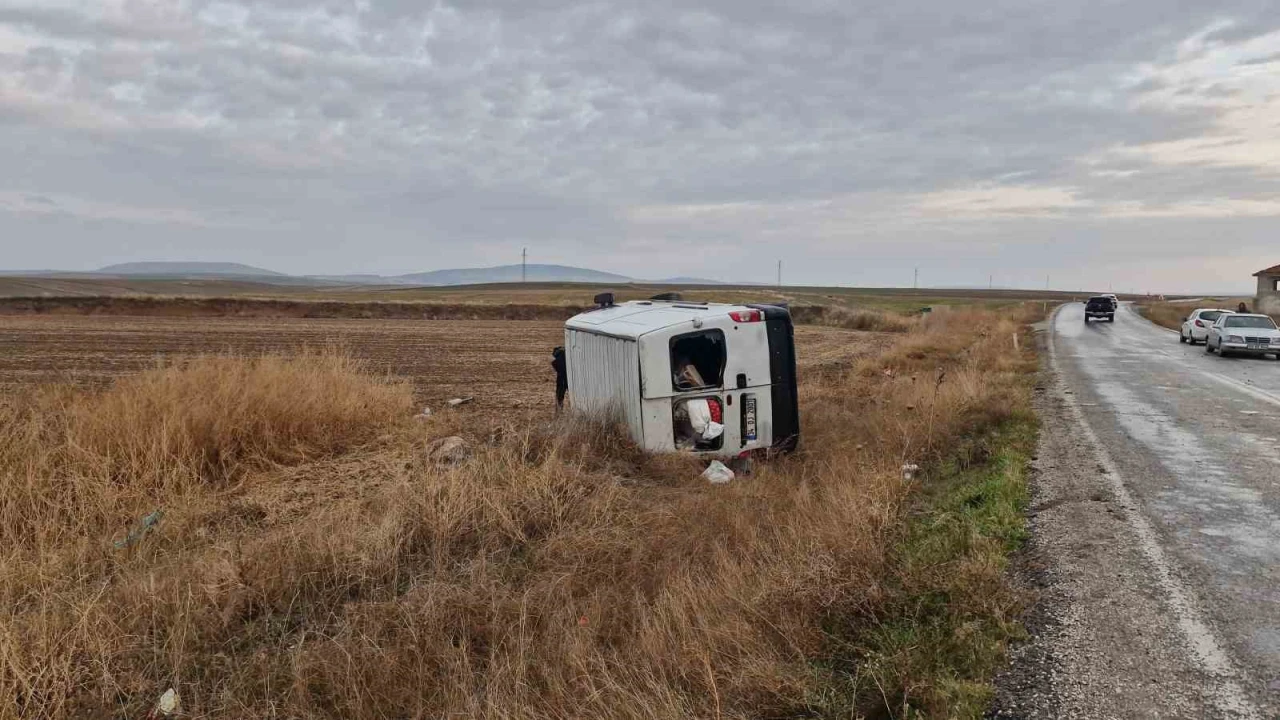 Kontrolden çıkan minibüs tarlaya devrildi: 3 yaralı