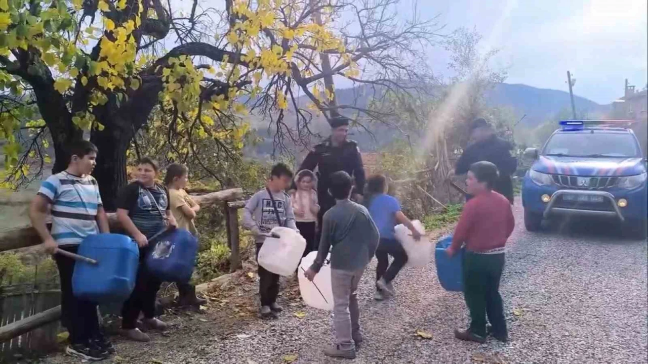 Köy çocuklarından jandarmaya bidonlu "Yasemen" sürprizi