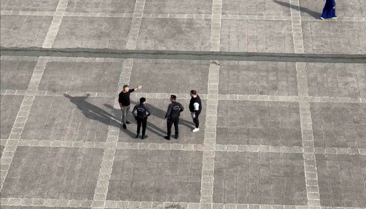 Meydandaki yumruklu kavgayı polis büyümeden önledi