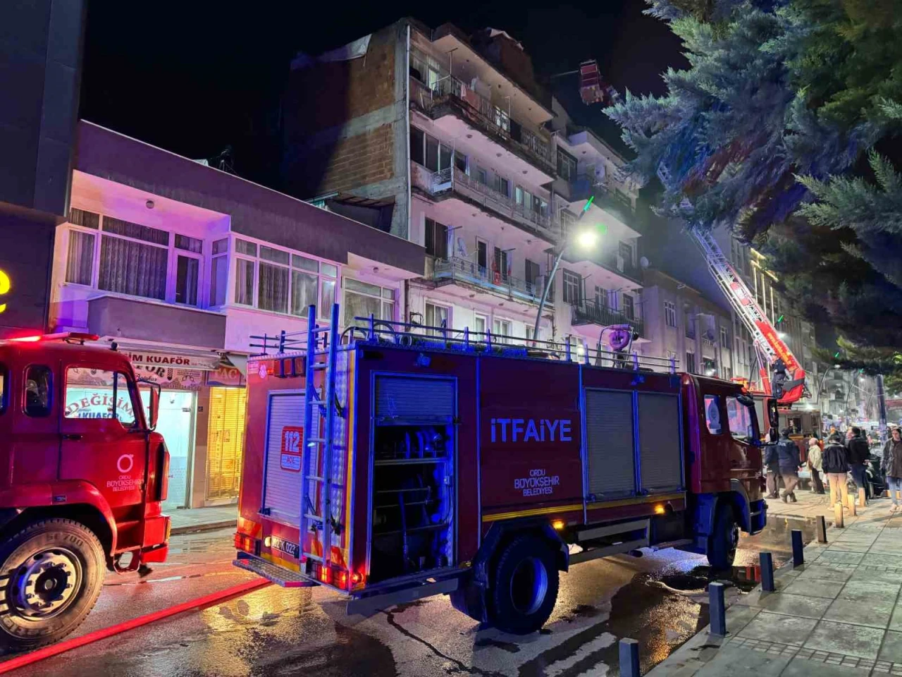 Çatı katı yangını: 5 kişi asansörlü araçla tahliye edildi