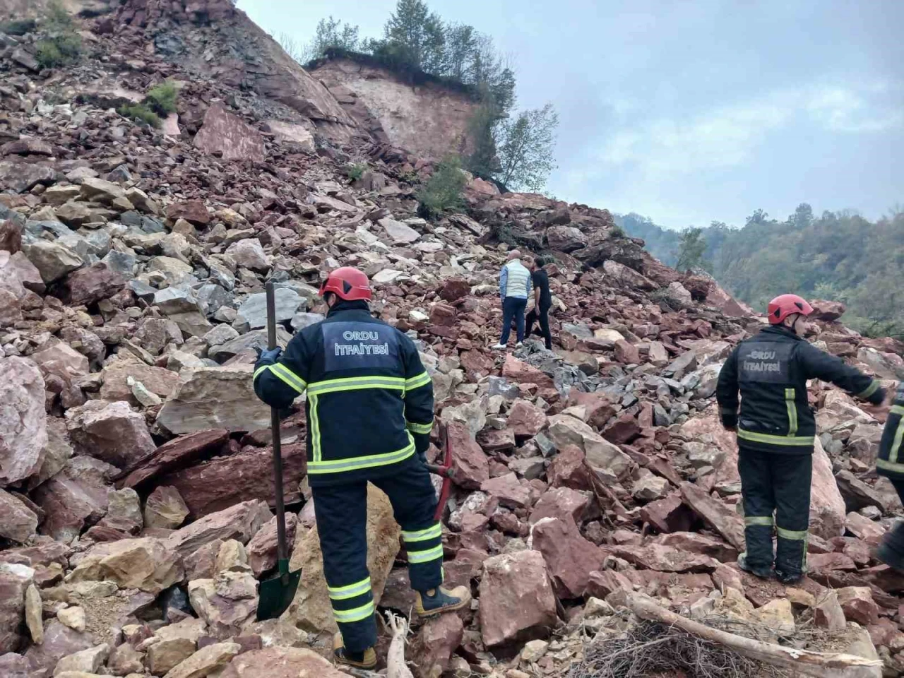 Taş ocağında göçük: 2 kişi enkaz altında kaldı